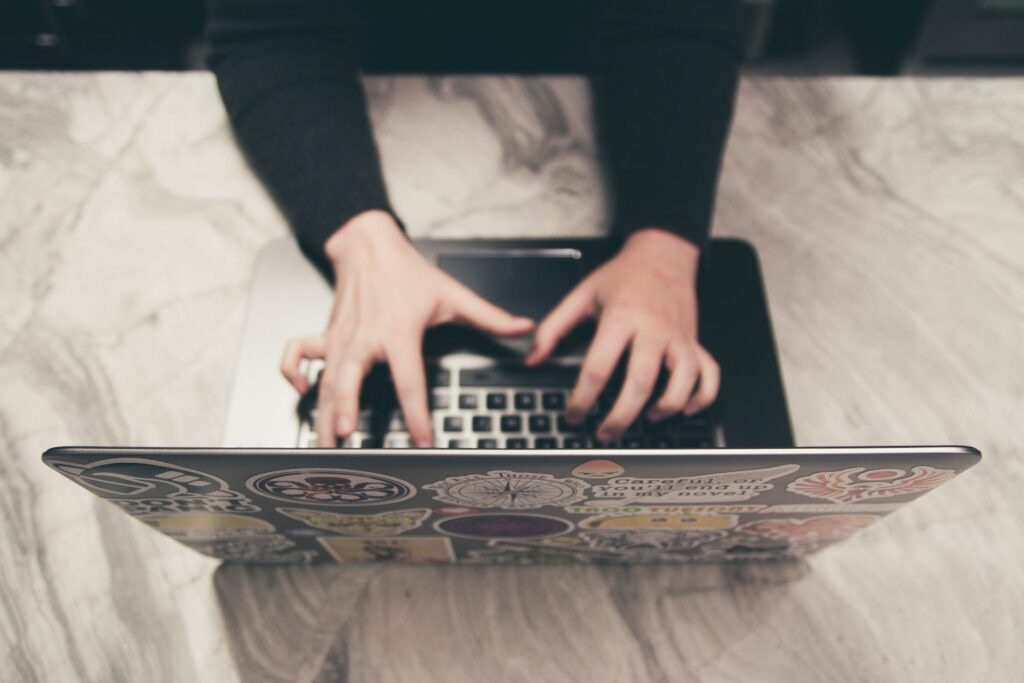 how bloggers make money